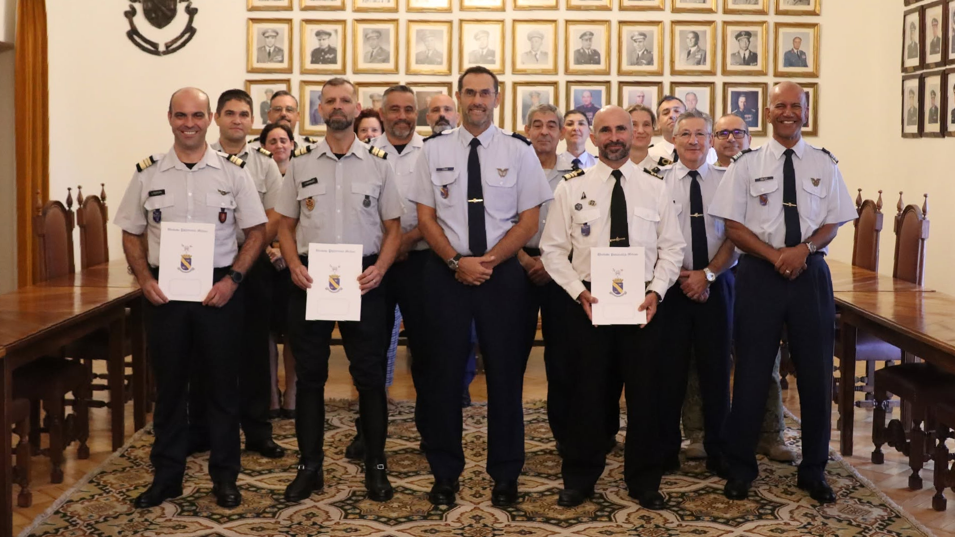 Cerimónia de entrega de diplomas de louvor